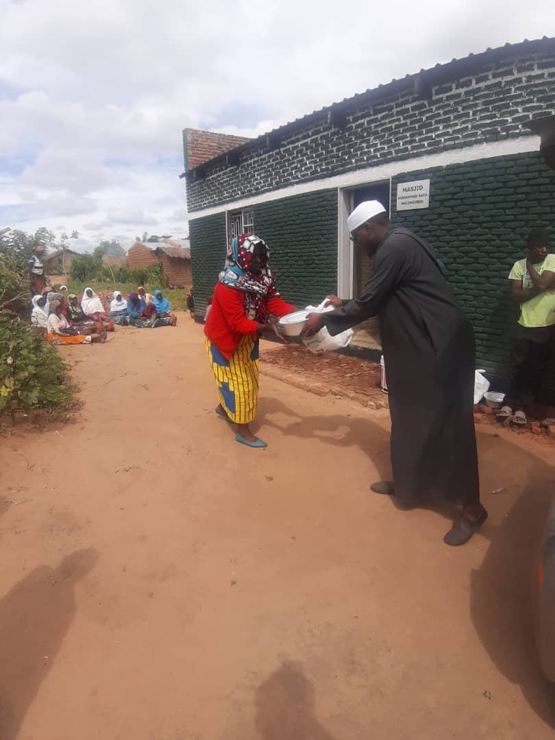 Community receiving food aid